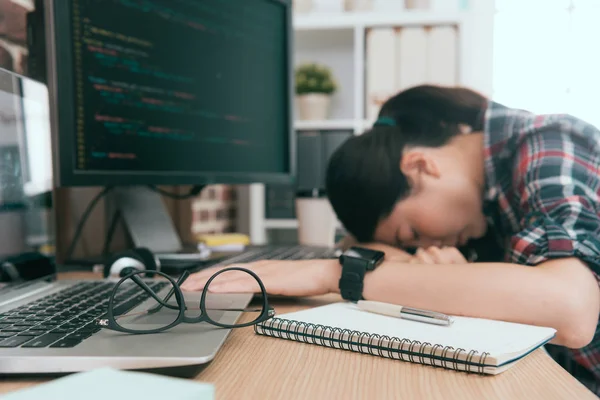Trabalhador de escritório sobrecarregado e dormindo na mesa — Fotografia de Stock