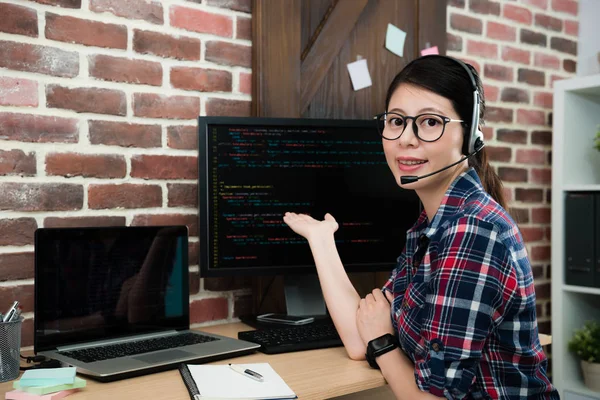 Programação empresa centro de serviços operador feminino — Fotografia de Stock