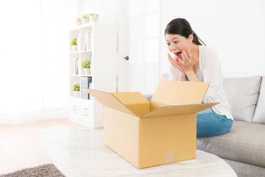 kadın doğum günü hediyesi olan parsel kutusunu aldı