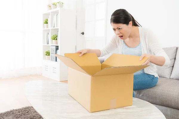 Señora mirando su caja de paquetes sintiéndose infeliz —  Fotos de Stock