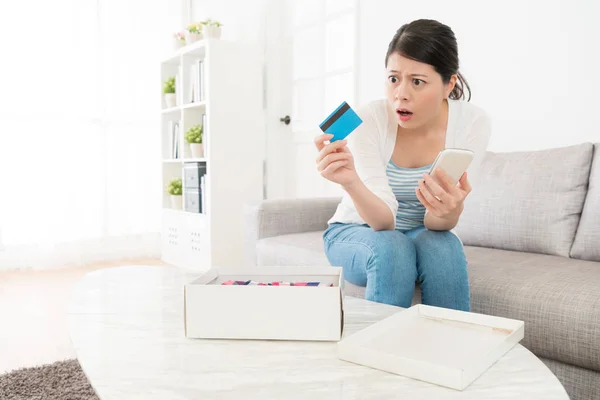 Wanita menemukan kartu kreditnya mengalami masalah — Stok Foto