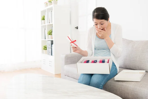 Jonge vrouw ontvangen perceel en vergadering op Bank — Stockfoto