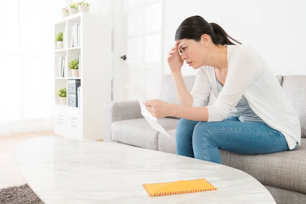 Attractive woman received company notice letter — Stock Photo, Image