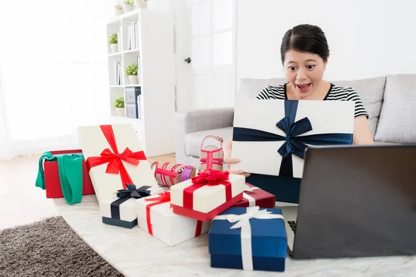 Vacker kvinna använder dator online shopping — Stockfoto