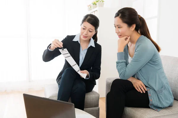 Friendly business worker woman holding document — Stock Photo, Image