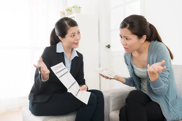 Страховой консультант женщина показывает схему контракта — стоковое фото