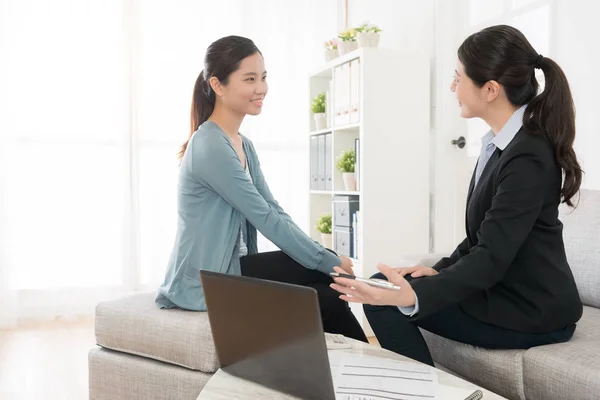 Business manager introduce insurance plan scheme — Stock Photo, Image