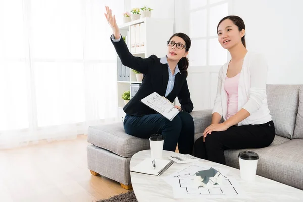 Agente de negócios com cliente visitando edifício da casa — Fotografia de Stock