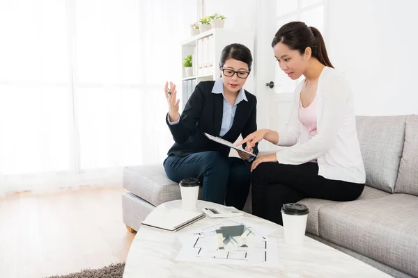House agent introducing scheme for customer — Stock Photo, Image