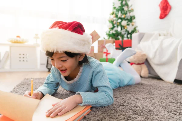 Piccolo bambino scrive la lettera a Babbo Natale — Foto Stock