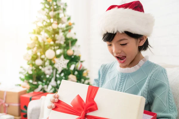 Ragazza asiatica apre la scatola regalo di Natale — Foto Stock