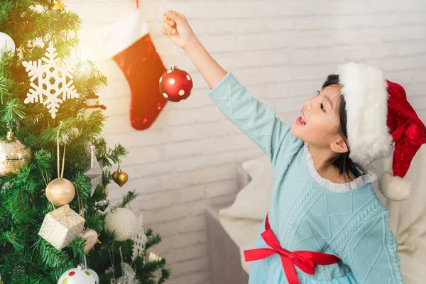 Lilla barn flicka dekorera julgranen — Stockfoto