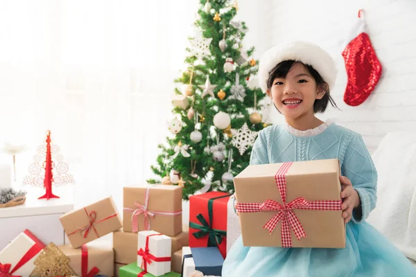 Söt asiatisk tjej håller en jul presentbox — Stockfoto