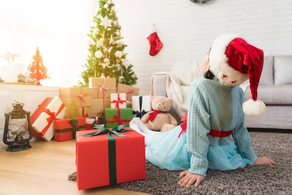 Baksidan på en liten söt flicka sittande på golvet — Stockfoto