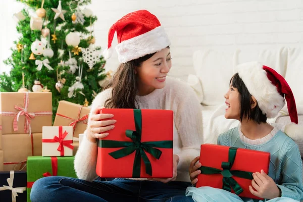 Familjen mor och dotter utbyta gåvor — Stockfoto