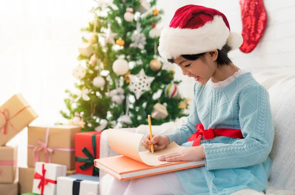 Petite fille asiatique enfant écrit la lettre au Père Noël — Photo