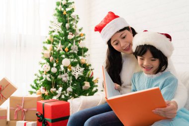 Anne kızına şirin bir kitap okuma