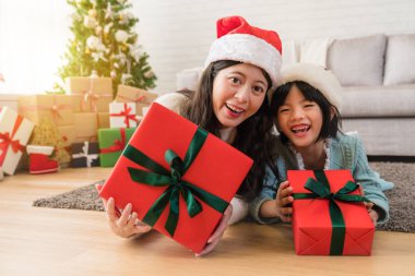 mutlu Asya anne ve küçük kızı