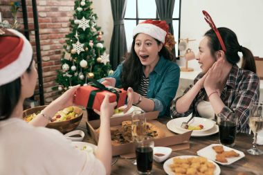 Kız bir Noel hediye kutusu almak için sürpriz 