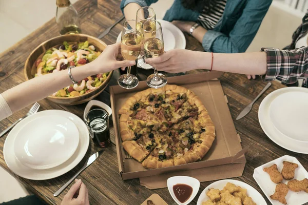 Human hands holding the glasses of champagne — Stock Photo, Image