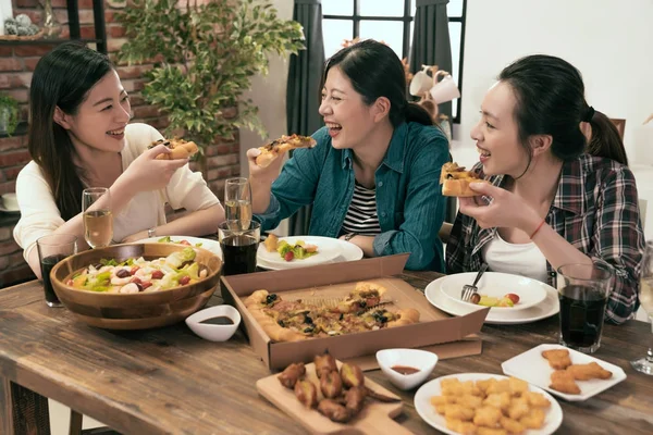 People enjoys pizza together at home — Stock Photo, Image