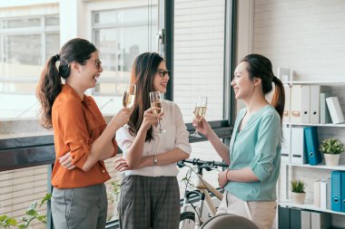 Şampanya ile toasting ve konuşmak insanlar