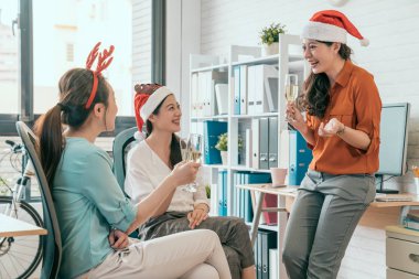 genç iş adamları şampanya içmek