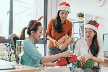 ofiste iş peopleexchange hediye kutusu