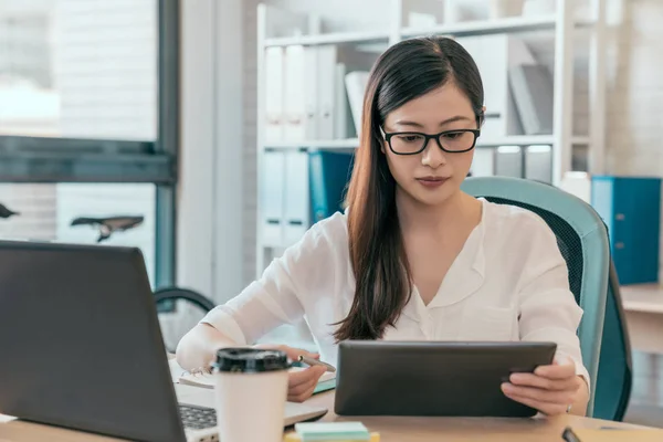 Mooie Aziatische vrouw werken op kantoor — Stockfoto