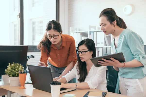 Jonge zakenlui Asia bespreken succesvol — Stockfoto