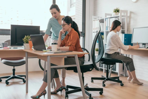 Duas jovens mulheres olhando para monitor de laptop — Fotografia de Stock