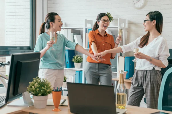 Equipe de negócios se sobrepõem mãos juntas — Fotografia de Stock