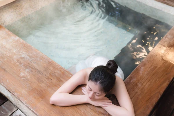 Hermosa joven estancia en la piscina de madera — Foto de Stock