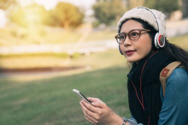 Asya kız öğrenci dinleme ses öğrenme