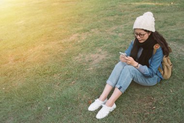 e-kitap dijital tablet öğrenme kullanan kız