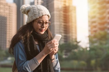 Asyalı kız manifatura arkadaşlara mesaj 