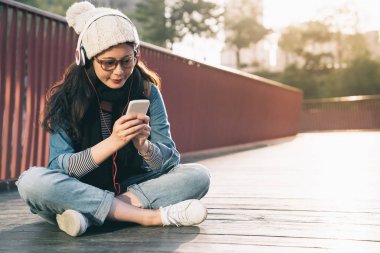 Akıllı telefon kullanan genç şık güzel kadın