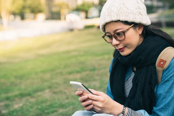 Asia woman relaxed reading an ebook — Stock Photo, Image