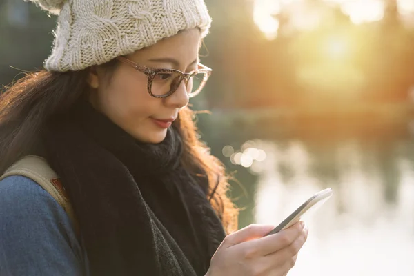 Ležérní městské hezká dívka SMS zprávy — Stock fotografie