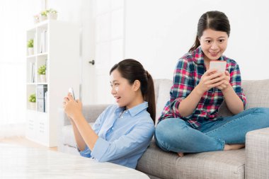 mutlu çekici kız oturma odasında rahatlatıcı