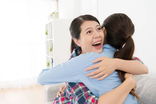 Amigas abrazándose juntas en la sala de estar — Foto de Stock