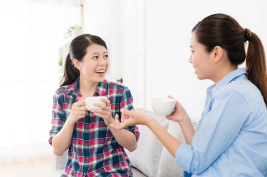 kanepe kanepede oturan neşeli güzel kız