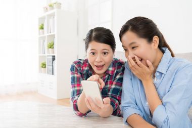 Mobil cep telefonu kullanarak mutlu arkadaşlar