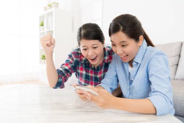 hareket eden smartphone oyun oynama kullanan kız