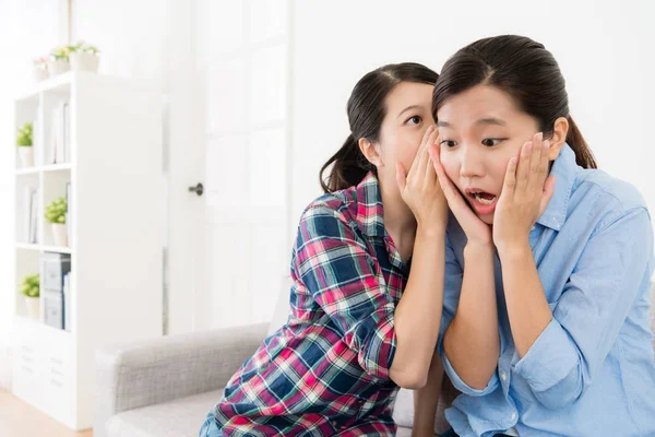 Menina atraente sentindo-se surpreso e chocado — Fotografia de Stock