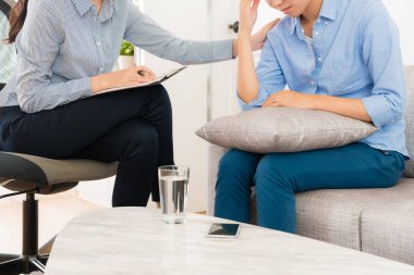 kadın psikolog genç kız ile çalışma