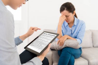 telefon defteri bilgisayar kullanarak profesyonel doktor
