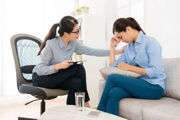 Doctor helping girl treating psychology problem — Stock Photo, Image