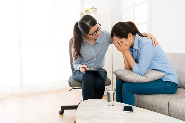 Chica bonita llorando cuando ella habla con el médico — Foto de Stock