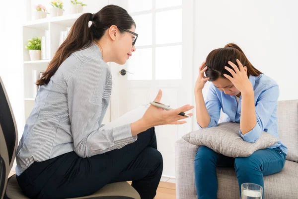 Young girl sitting on psychology clinic sofa — Stock Photo, Image